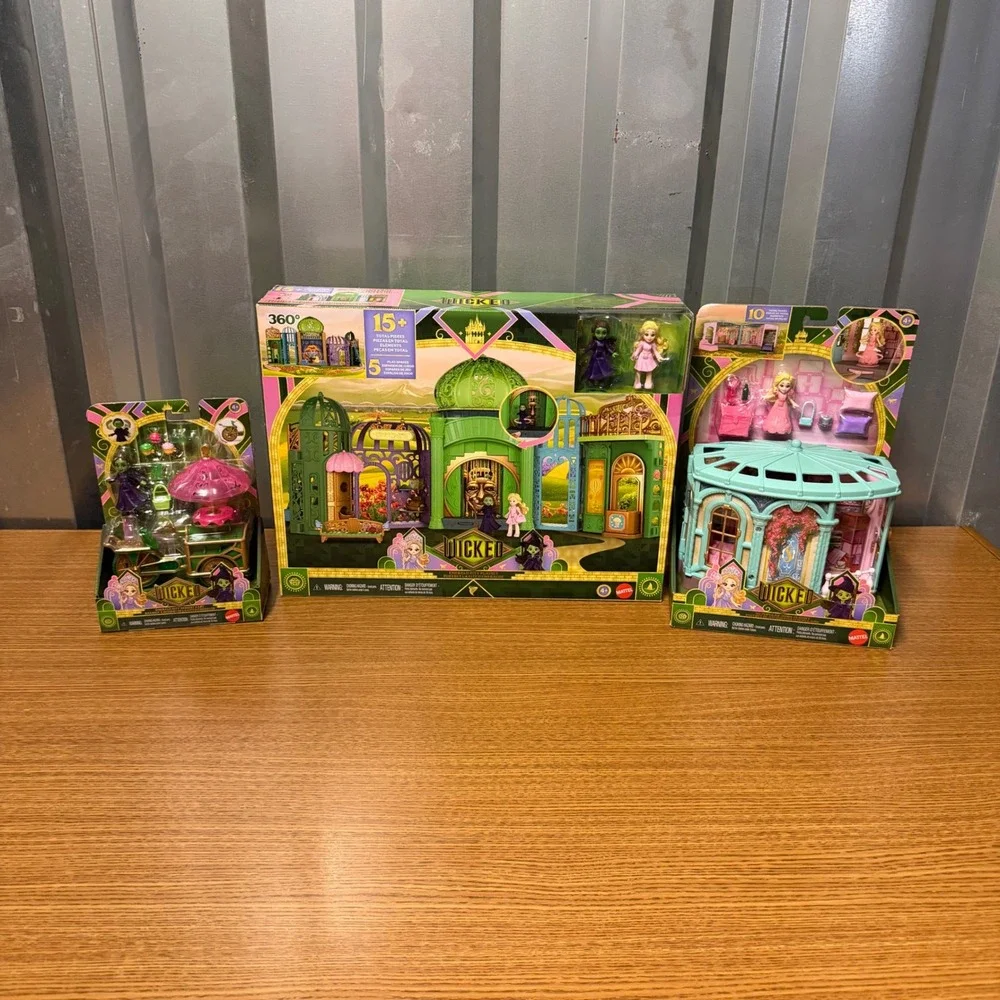 Wicked Movie Emerald City Shiz University Bedroom & Flower Cart Playset Lot